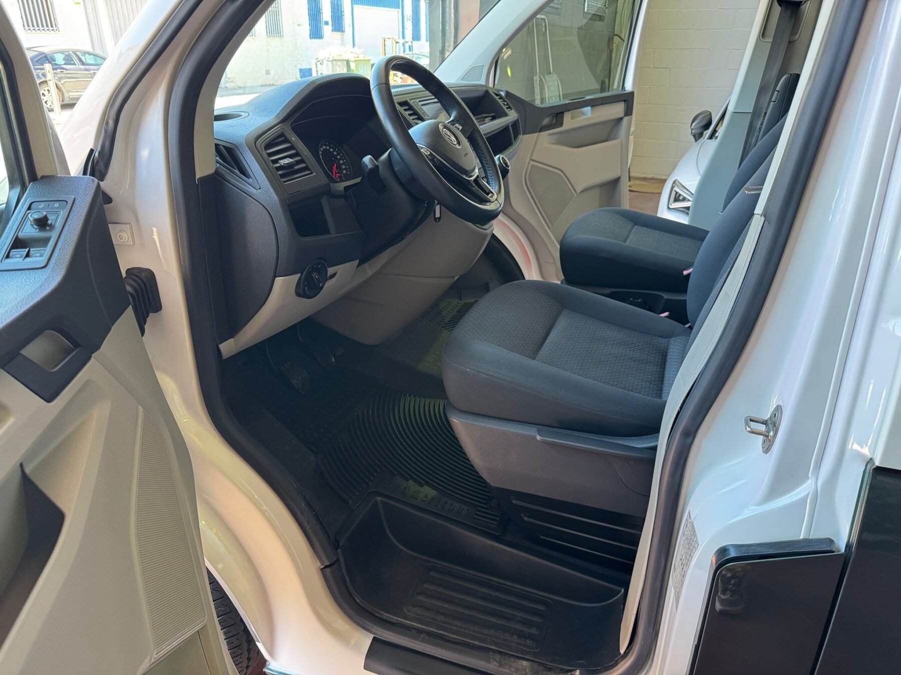 VOLKSWAGEN T6 CARAVELLE TRENDLINE 8 PLAZAS 2.0 TDI 150 CV