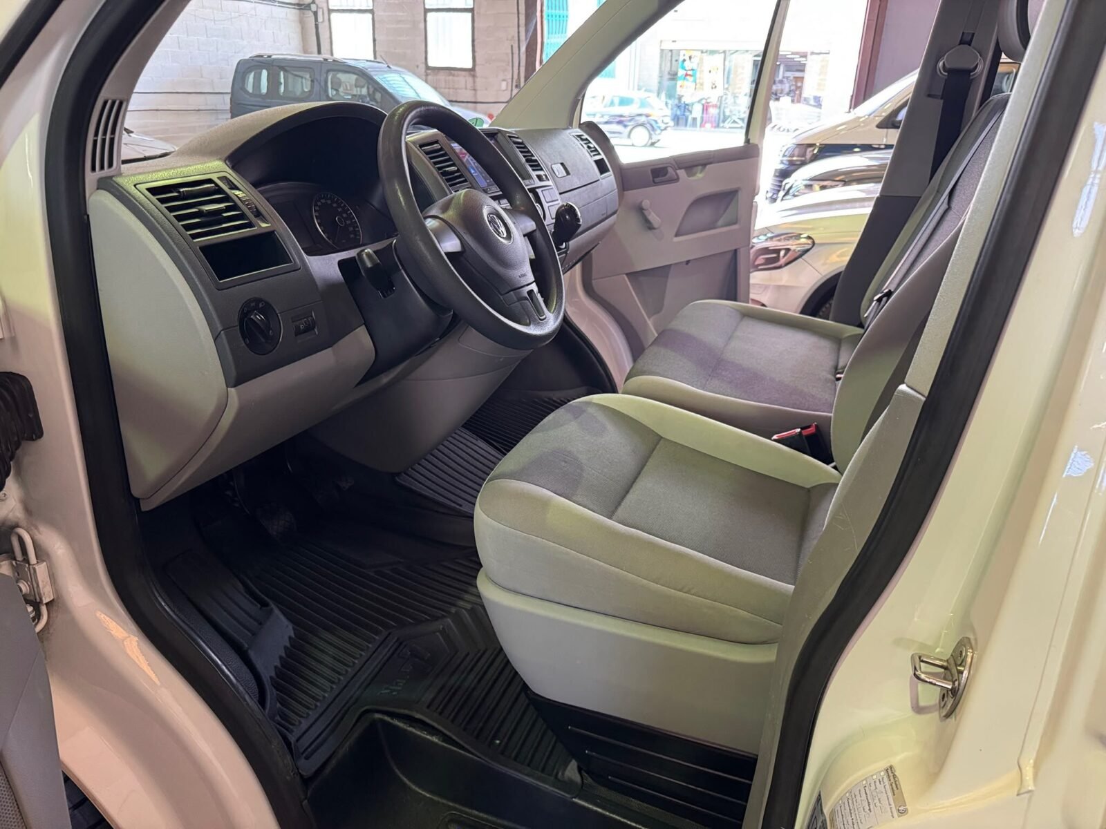 VOLKSWAGEN TRANSPORTER T5 CAJA LARGA 2.0 TDI 102 CV