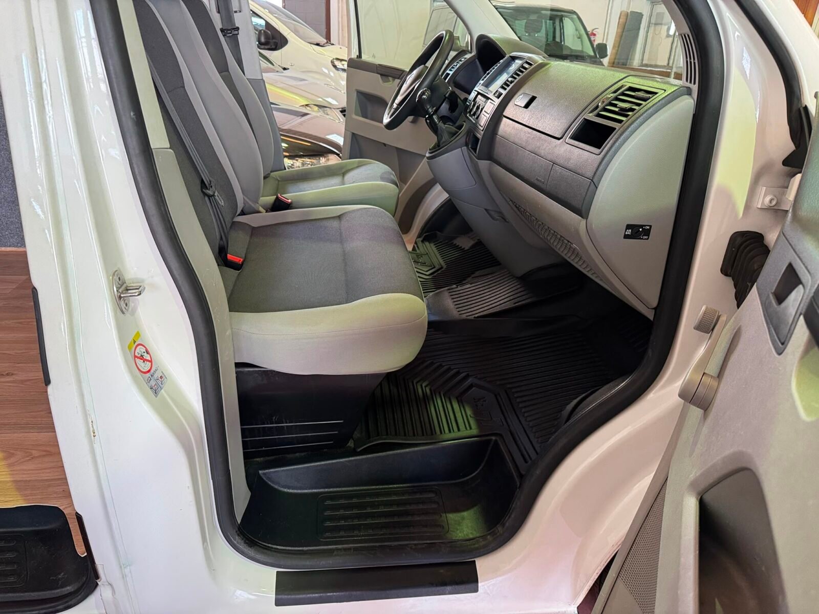 VOLKSWAGEN TRANSPORTER T5 CAJA LARGA 2.0 TDI 102 CV
